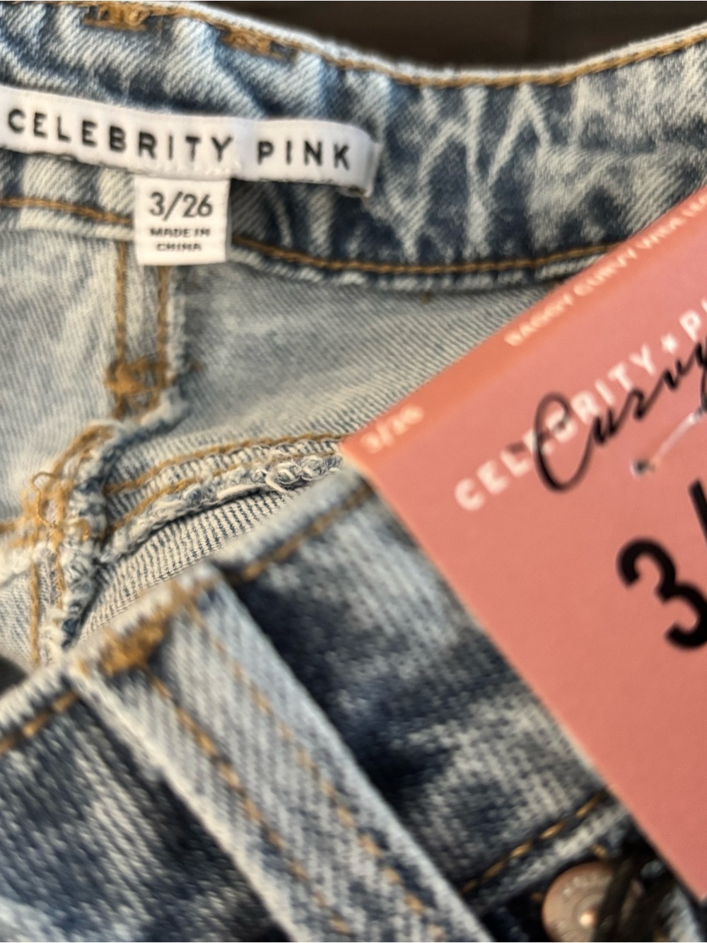 NWT Celebrity Pink Curvy Baggy Wide Leg Jeans Size 3/26 Light Wash - Picture 4 of 4